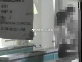 Táo bạo làm 'chuyện ấy' trong phòng thí nghiệm của trường, cặp đôi học sinh nhận cái kết đắng Táo bạo làm 'chuyện ấy' trong phòng thí nghiệm của trường, cặp đôi học sinh nhận cái kết đắng