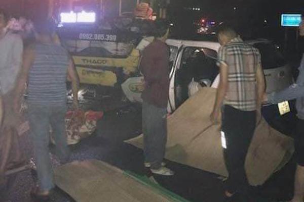 Quảng Ninh: Taxi đâm trực diện xe khách trong đêm, 3 người chết-1