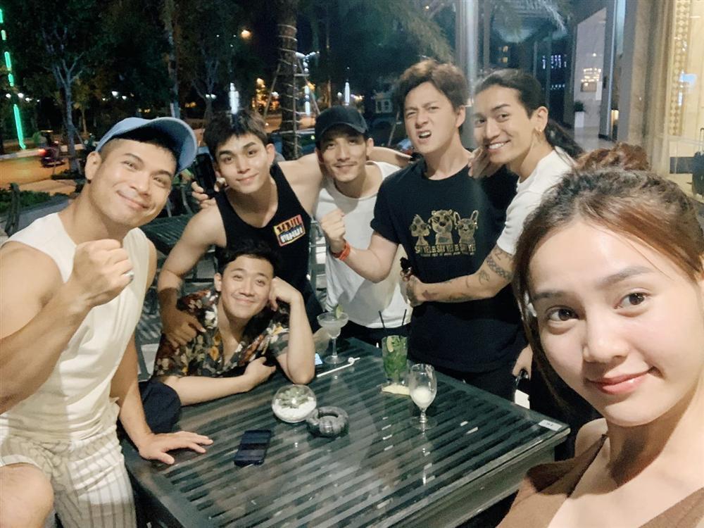 Sau tuyên bố là vợ chồng, Ngô Kiến Huy và BB Trần lại gây sốt với ảnh tình tứ làm đẹp cho nhau-4