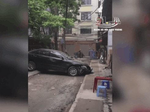 CLIP: Kinh hoàng nhìn khoảnh khắc nữ tài xế lùi xe Camry tông chết người đi xe máy ở Hà Nội-6