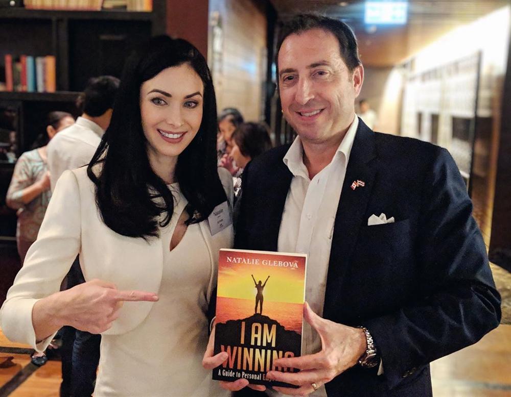 Bản tin Hoa hậu Hoàn vũ 10/5: Đẹp như Phạm Hương và HHen Niê cũng phải nhường bước trước tuyệt sắc giai nhân U60-7