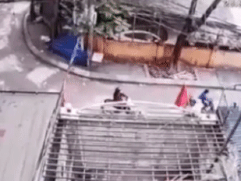 CLIP: Kinh hoàng nhìn khoảnh khắc nữ tài xế lùi xe Camry tông chết người đi xe máy ở Hà Nội
