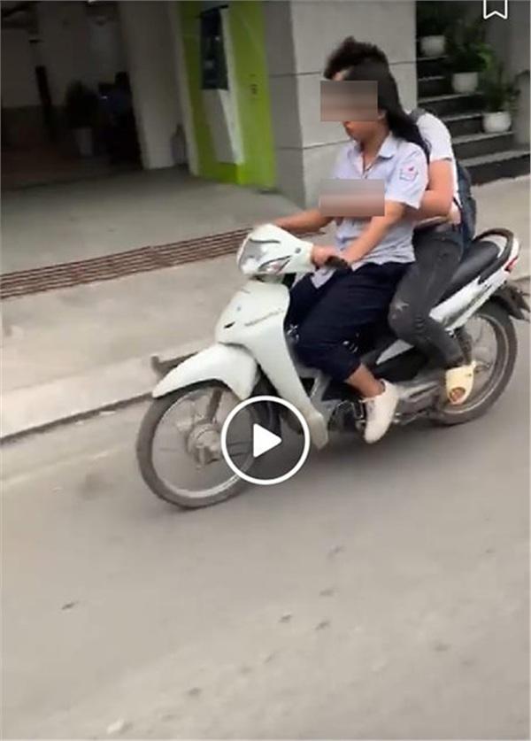 Không đội mũ bảo hiểm còn vô tư sờ soạng, hôn hít khi đi xe máy, cặp học sinh bị lên án khi yêu đương sai chỗ-1