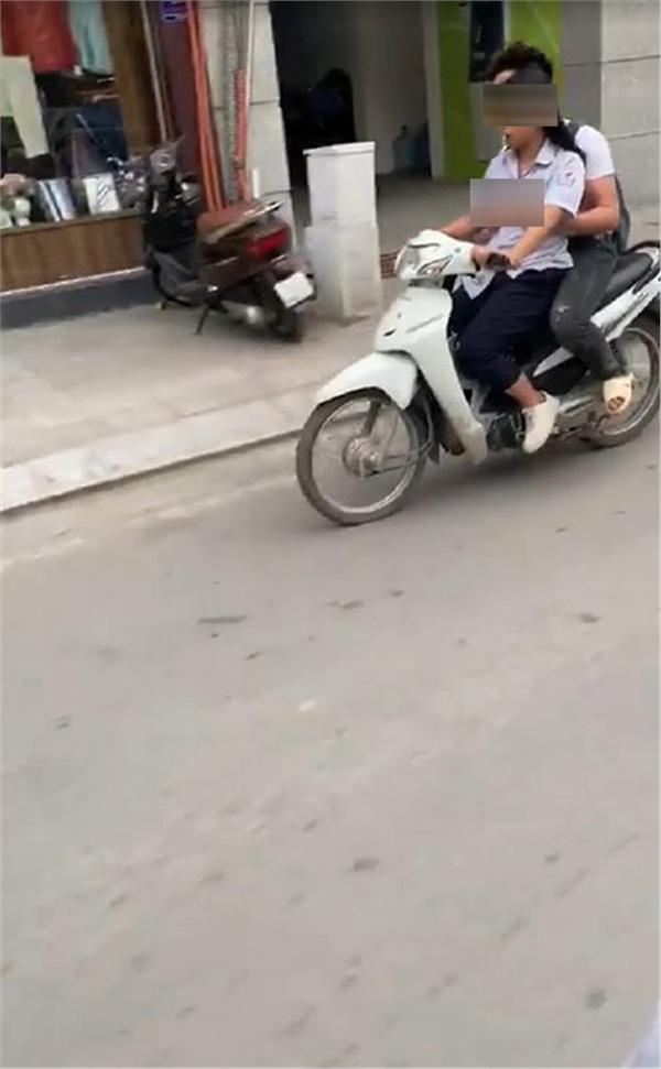 Không đội mũ bảo hiểm còn vô tư sờ soạng, hôn hít khi đi xe máy, cặp học sinh bị lên án khi yêu đương sai chỗ-2