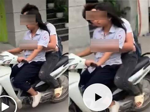 Không đội mũ bảo hiểm còn vô tư sờ soạng, hôn hít khi đi xe máy, cặp học sinh bị lên án khi yêu đương sai chỗ