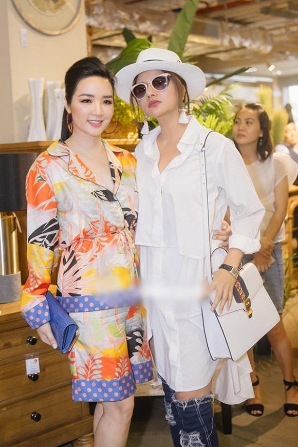 SAO MẶC XẤU: Hương Giang lộ bụng to tướng - Khổng Tú Quỳnh xuề xòa mặc váy ngủ dự sự kiện-5