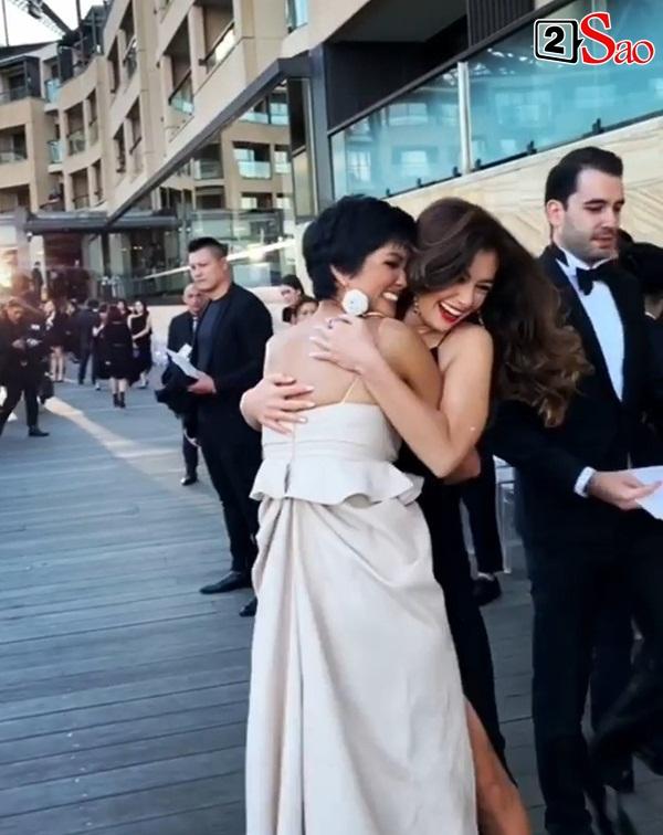 Ôm chầm HHen Niê khi hội ngộ, bạn thi Miss Universe 2018 khen ngợi: Cô ấy là một ngôi sao-2