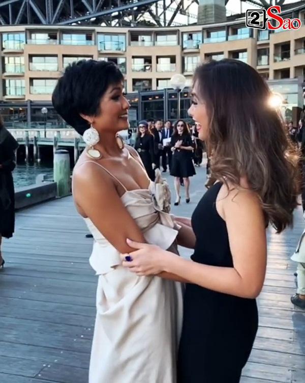 Ôm chầm HHen Niê khi hội ngộ, bạn thi Miss Universe 2018 khen ngợi: Cô ấy là một ngôi sao-4