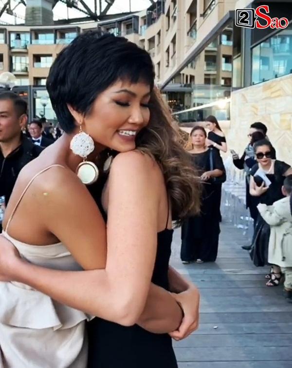 Ôm chầm HHen Niê khi hội ngộ, bạn thi Miss Universe 2018 khen ngợi: Cô ấy là một ngôi sao-3