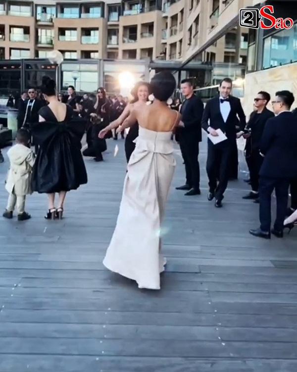 Ôm chầm HHen Niê khi hội ngộ, bạn thi Miss Universe 2018 khen ngợi: Cô ấy là một ngôi sao-1