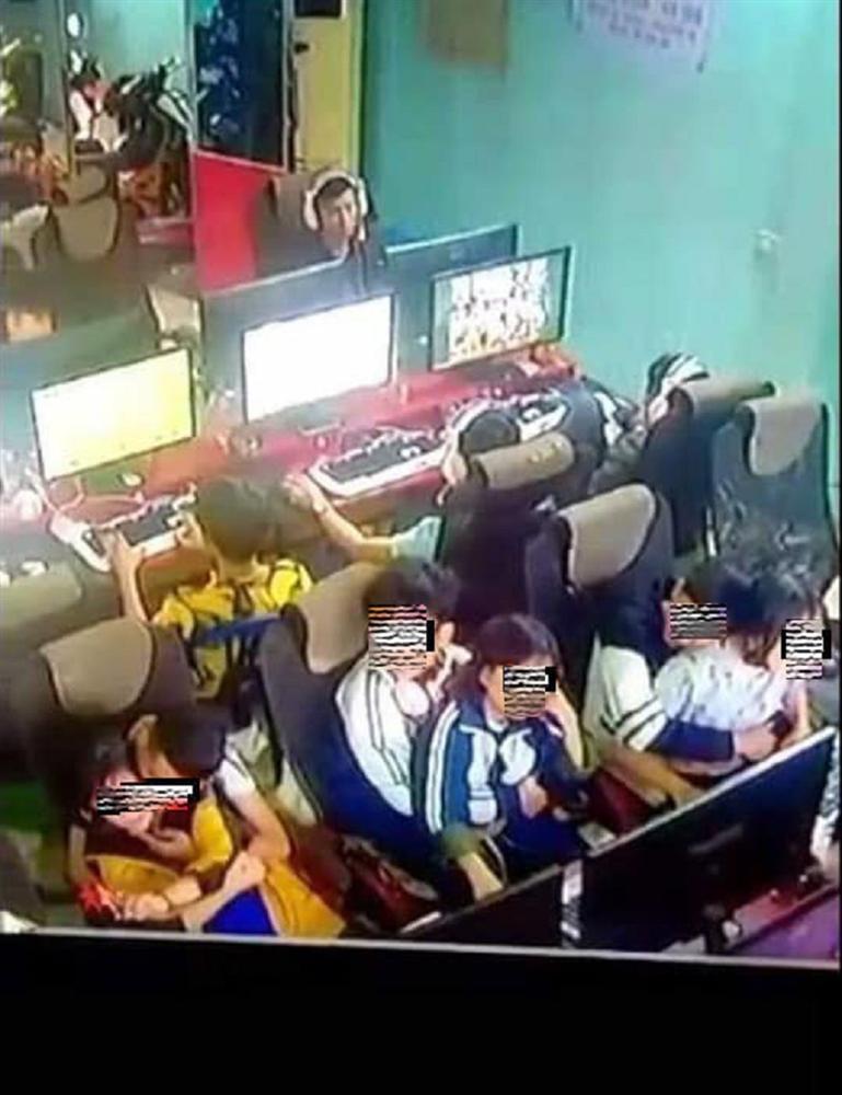 Không đội mũ bảo hiểm còn vô tư sờ soạng, hôn hít khi đi xe máy, cặp học sinh bị lên án khi yêu đương sai chỗ-4