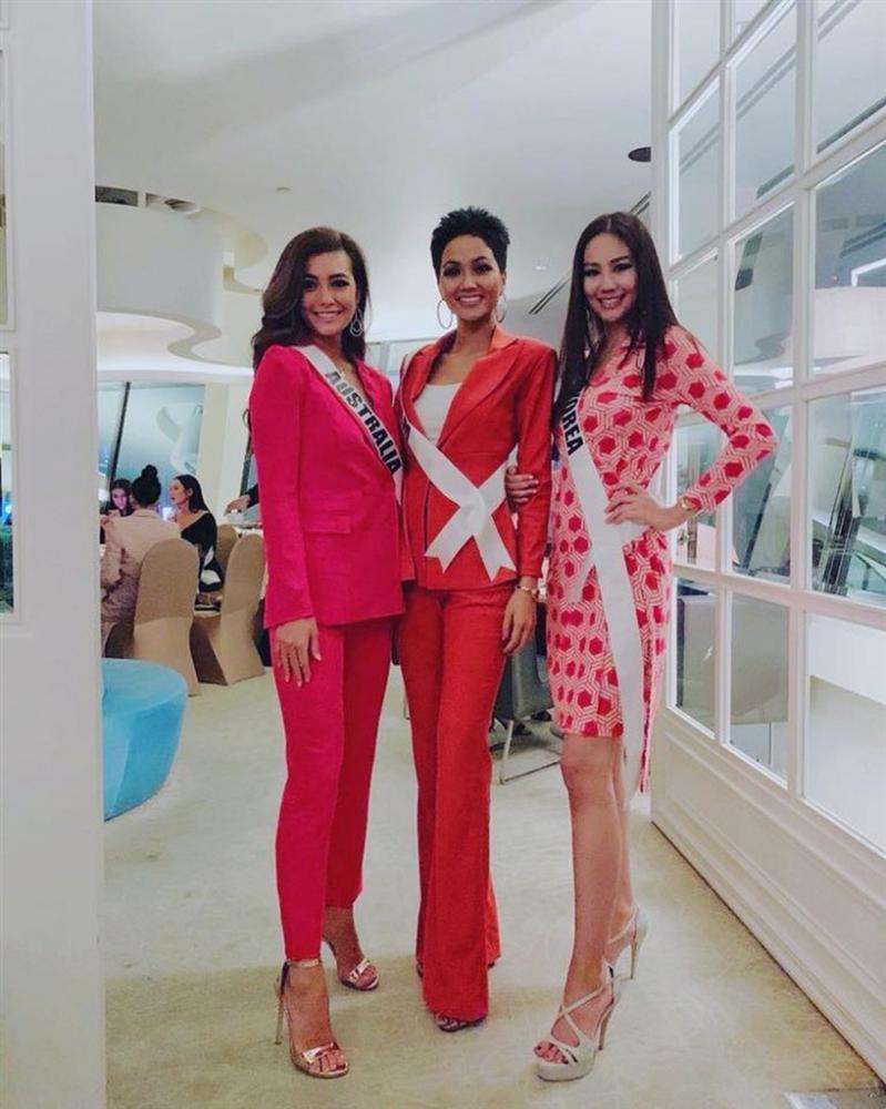 Ôm chầm HHen Niê khi hội ngộ, bạn thi Miss Universe 2018 khen ngợi: Cô ấy là một ngôi sao-7