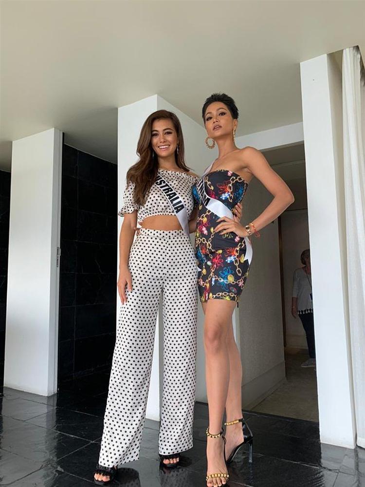 Ôm chầm HHen Niê khi hội ngộ, bạn thi Miss Universe 2018 khen ngợi: Cô ấy là một ngôi sao-5