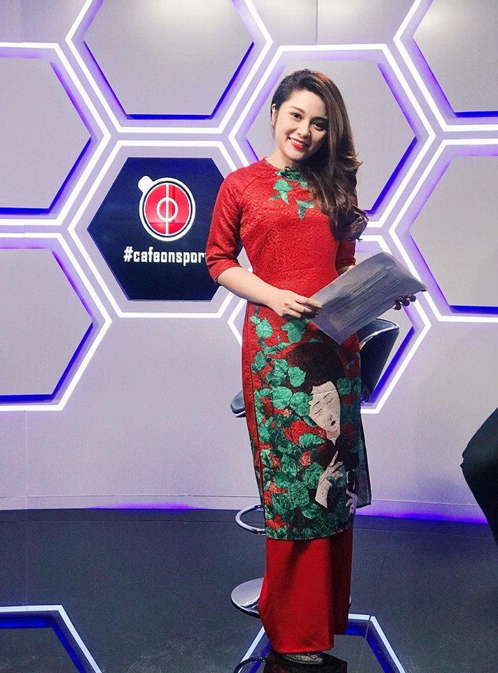 Sau sự cố gây tranh cãi trên sóng truyền hình, BTV Diệu Linh dùng sticker che kín vòng 1 khi post ảnh cùng đồng nghiệp nam-5