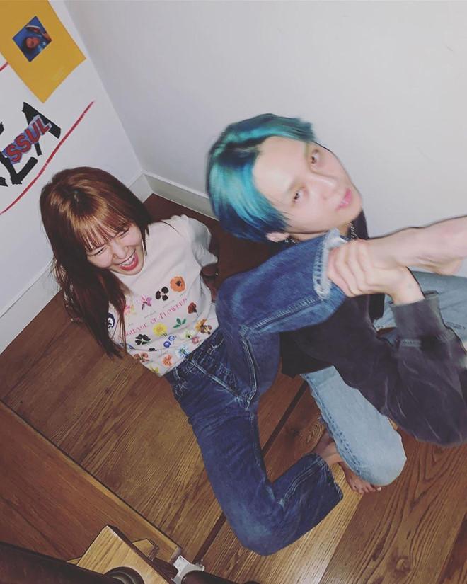 Bạn trai phờ phạc trong bộ ảnh kỷ niệm 3 năm yêu nhau với Hyuna-3