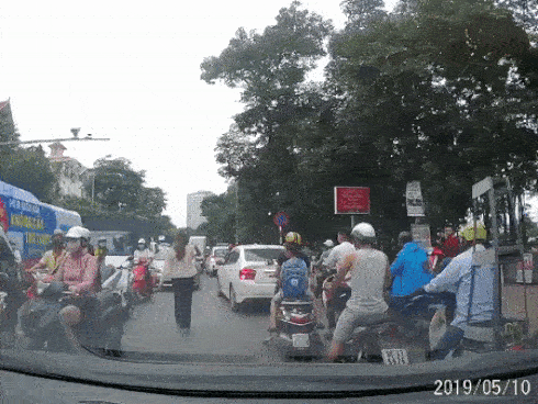 Clip: Người phụ nữ nước ngoài ‘sôi máu’ xuống xe, chặn đầu ô tô lấn làn ở ngã tư phố Hà Nội-1