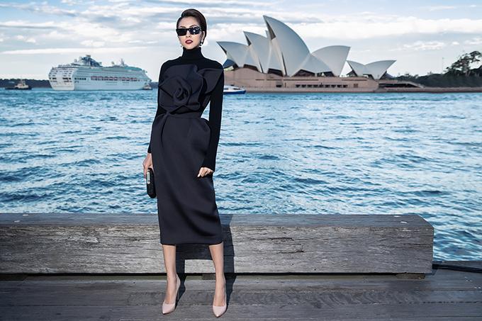 Diện cùng 1 chiếc đầm, Hà Tăng mix áo kín mít sang chảnh ăn đứt Lệ Quyên-2