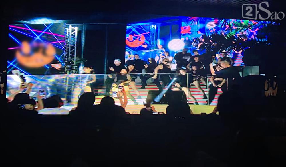 Đeo kính đen đi diễn lúc 1h đêm, Sơn Tùng lần đầu song ca cực chất với đàn chị Thảo Trang-1