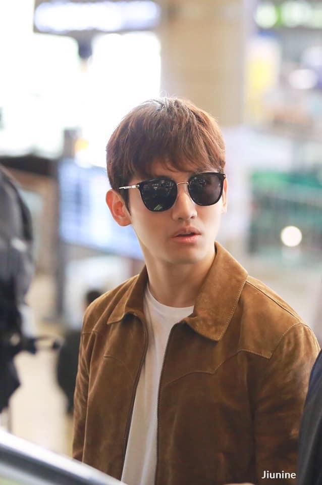 Trưng nguyên mặt mộc không thèm cạo râu ra sân bay, DBSK vẫn khiến fan ngất ngây trước visual đỉnh cao như tổng tài-4