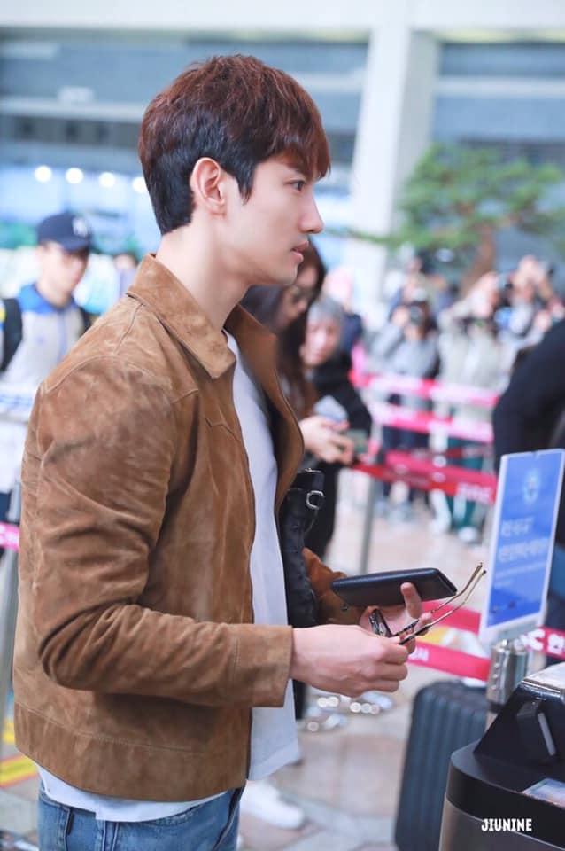 Trưng nguyên mặt mộc không thèm cạo râu ra sân bay, DBSK vẫn khiến fan ngất ngây trước visual đỉnh cao như tổng tài-7