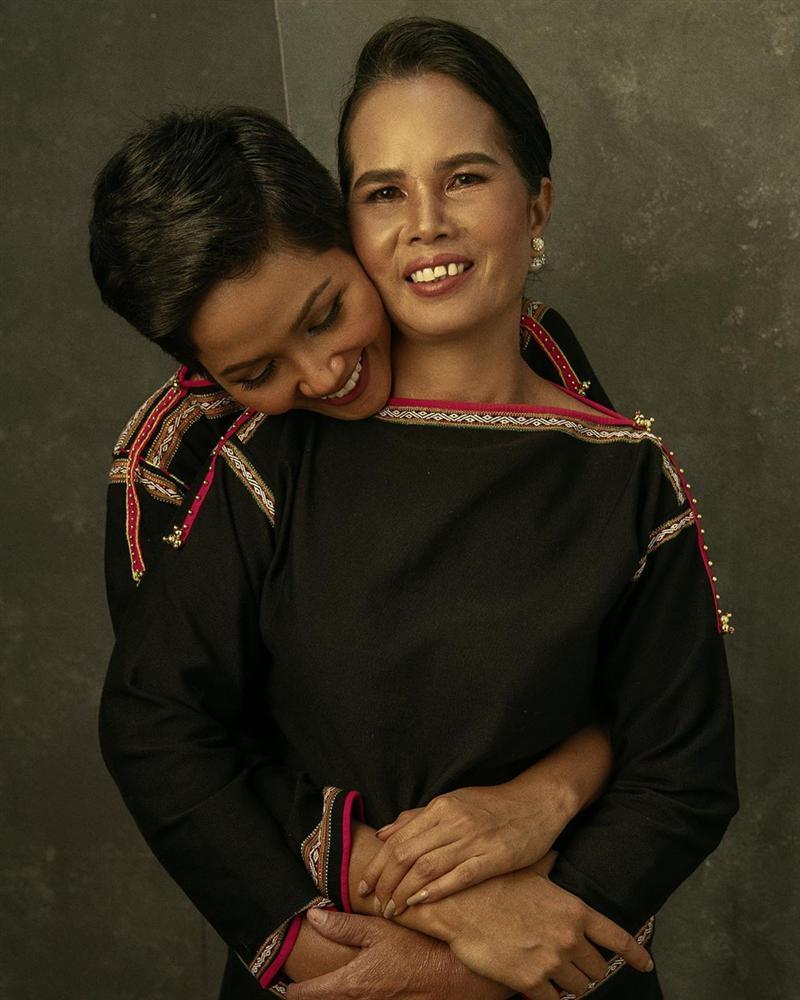 Đăng ảnh Tăng Thanh Hà, Louis Nguyễn không quên thả trái tim yêu thương cho bà xã xinh đẹp-7