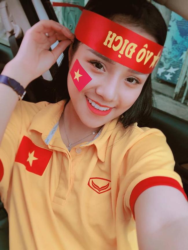 Nữ CĐV từng yêu thủ môn số 1 Việt Nam tung ảnh bikini nóng bỏng mắt-1