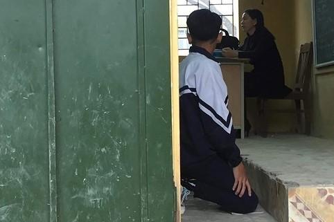 Đình chỉ cô giáo Hà Nội bắt học sinh quỳ trước lớp-1