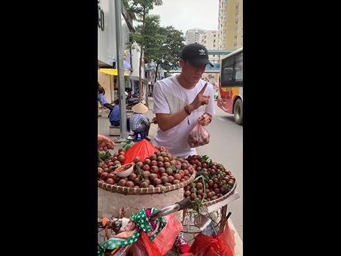 Chuyển nghề bán mận nhưng bán với giá 'cắt cổ', Bùi Tiến Dũng khiến Văn Hậu đến một quả cũng chả dám mua để ăn