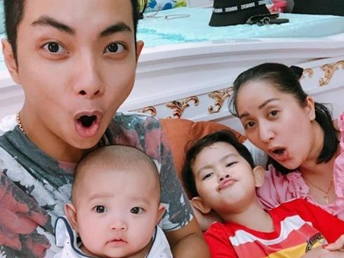 Có hai con đủ trai lẫn gái mà vẫn kêu ít, Phan Hiển đòi hỏi bà xã 'hợp tác làm vài đứa nữa'