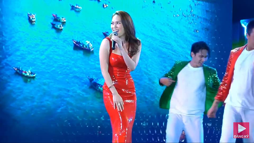 Đẹp như Hồ Ngọc Hà, Hương Giang cũng phải nhường bước trước Mỹ Tâm, Ngọc Trinh khi diện đầm ôm sát chất liệu vải bóng-7