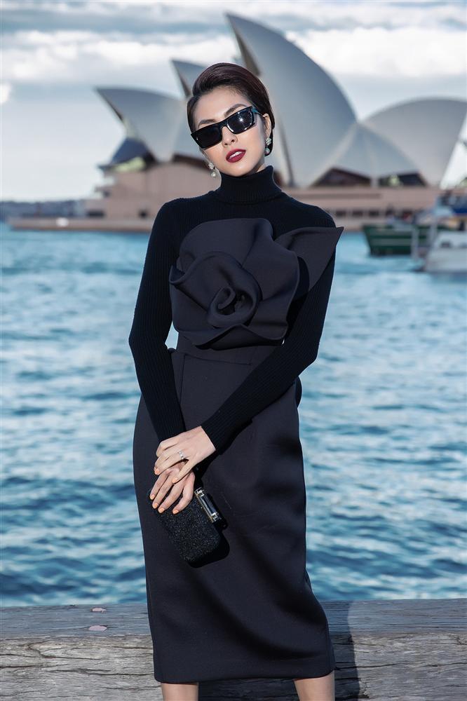 Diện cùng 1 chiếc đầm, Hà Tăng mix áo kín mít sang chảnh ăn đứt Lệ Quyên-3