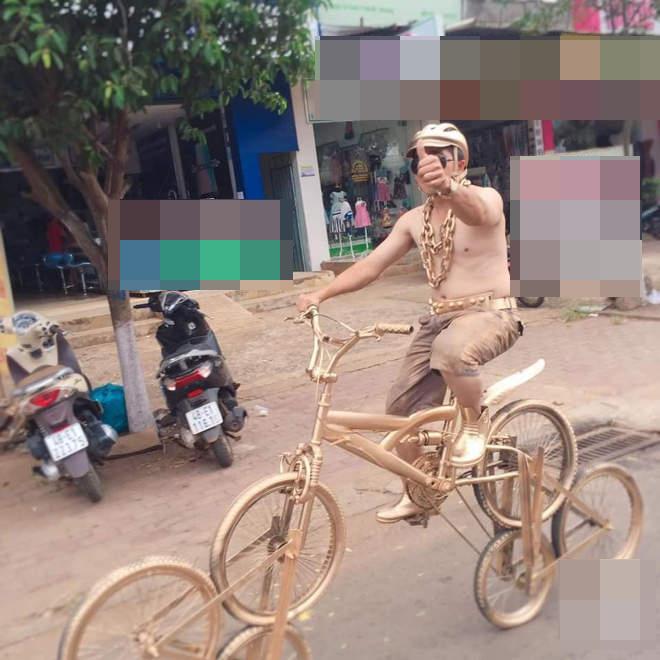 Lại xuất hiện người đàn ông được coi là bản sao của Phúc XO, vàng đeo lủng lẳng đi siêu xe 6 bánh cũng phủ vàng-1