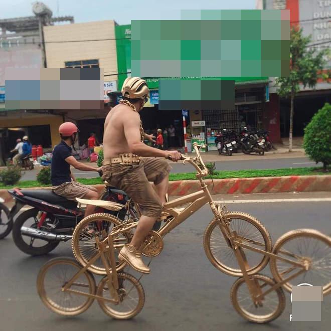 Lại xuất hiện người đàn ông được coi là bản sao của Phúc XO, vàng đeo lủng lẳng đi siêu xe 6 bánh cũng phủ vàng-3
