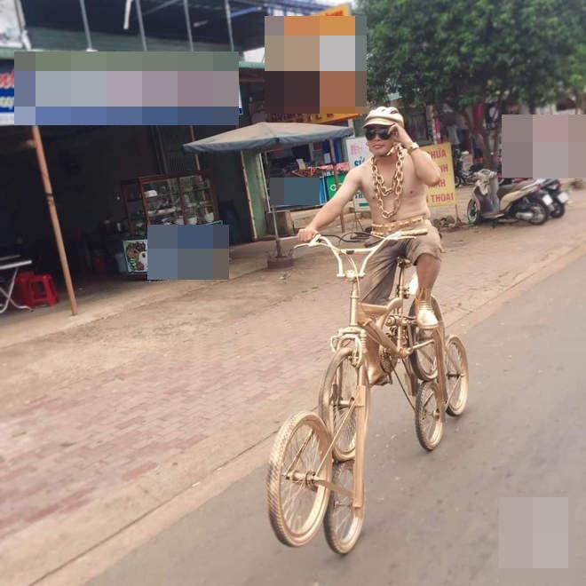 Lại xuất hiện người đàn ông được coi là bản sao của Phúc XO, vàng đeo lủng lẳng đi siêu xe 6 bánh cũng phủ vàng-2