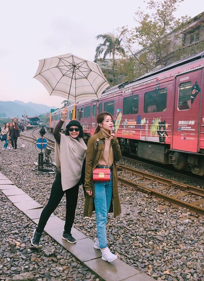 Happy Mothers Day: Hãy mặc đồ đôi hai chị em với mẹ như Chi Pu nào!-8