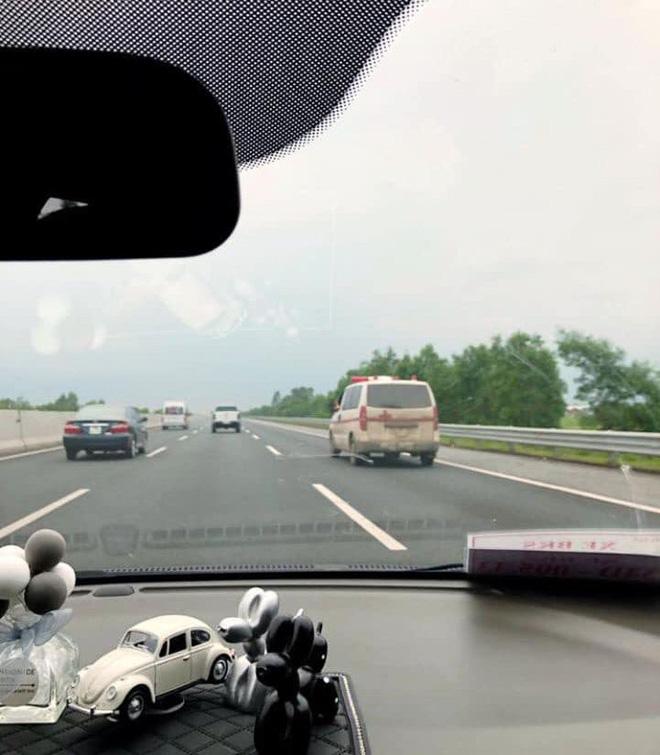 Clip: Hốt hoảng nhìn tài xế xe cứu thương vừa phóng xe trên cao tốc vừa gác chân lên cửa nghe điện thoại-2