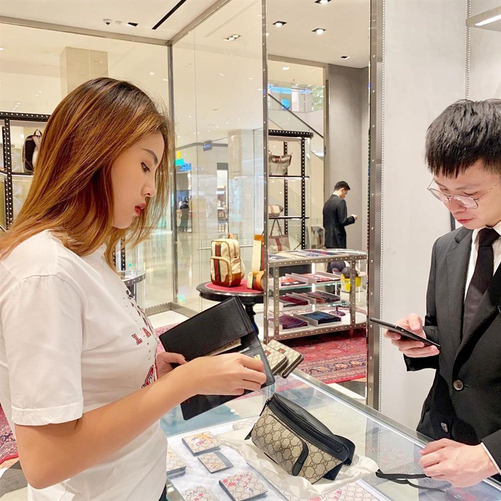 Cường Đô La tình cảm hôn má người phụ nữ quyền lực trong ngày đặc biệt-4