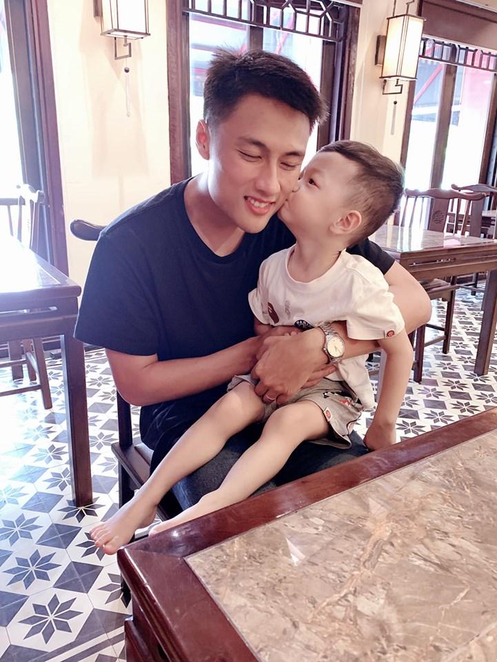 Cường Đô La tình cảm hôn má người phụ nữ quyền lực trong ngày đặc biệt-6