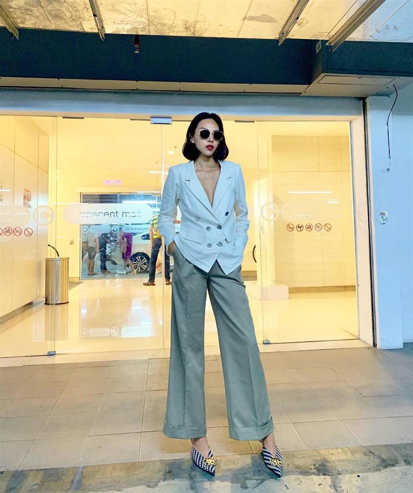 Cường Đô La tình cảm hôn má người phụ nữ quyền lực trong ngày đặc biệt-7