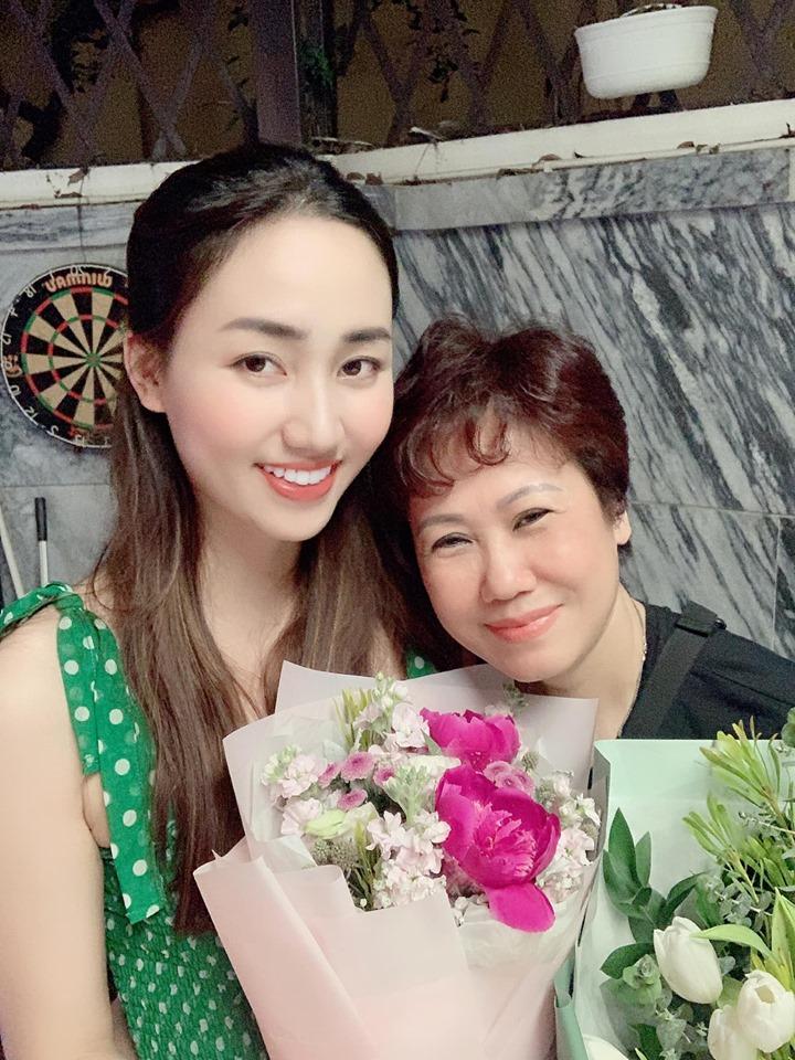 Cường Đô La tình cảm hôn má người phụ nữ quyền lực trong ngày đặc biệt-8