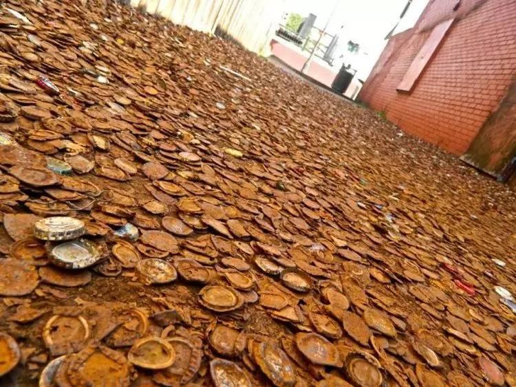 Con hẻm nắp chai độc lạ khiến nhiều người đổ xô đến xem, doanh nghiệp thì xem nó là mỏ vàng-2