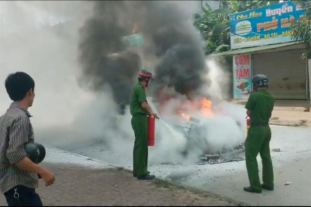 Xế hộp biển Hà Nội cháy trơ khung ở Nghệ An khi đi đám cưới-2