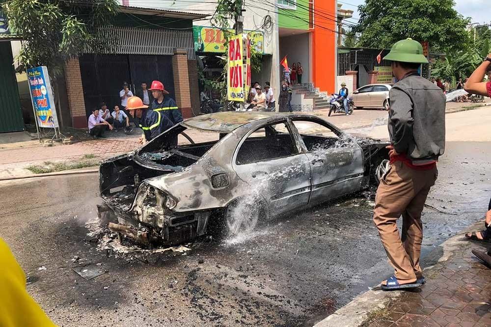 Xế hộp biển Hà Nội cháy trơ khung ở Nghệ An khi đi đám cưới-3