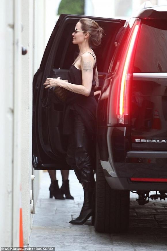 Trở về cuộc sống độc thân đúng nghĩa, Angelina Jolie ăn mặc táo bạo đưa các con đi mua sắm hàng hiệu-1