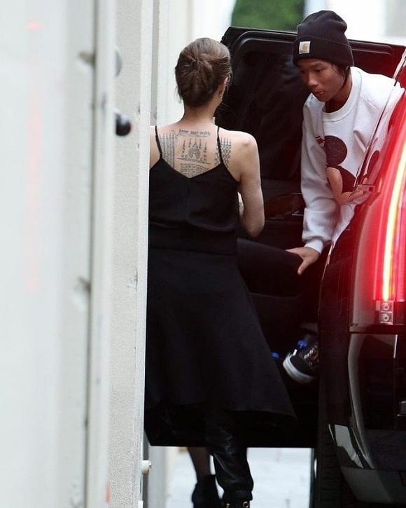 Trở về cuộc sống độc thân đúng nghĩa, Angelina Jolie ăn mặc táo bạo đưa các con đi mua sắm hàng hiệu-2