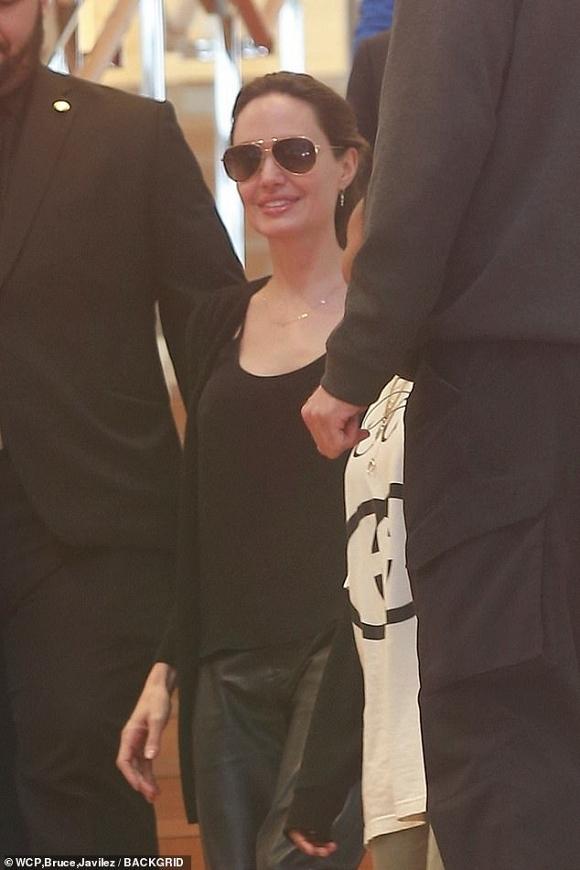 Trở về cuộc sống độc thân đúng nghĩa, Angelina Jolie ăn mặc táo bạo đưa các con đi mua sắm hàng hiệu-4