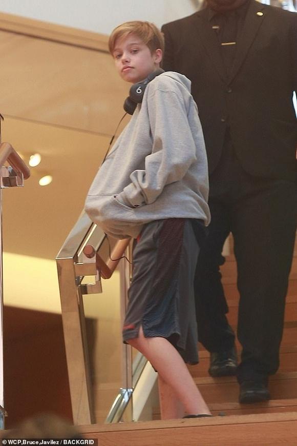 Trở về cuộc sống độc thân đúng nghĩa, Angelina Jolie ăn mặc táo bạo đưa các con đi mua sắm hàng hiệu-6