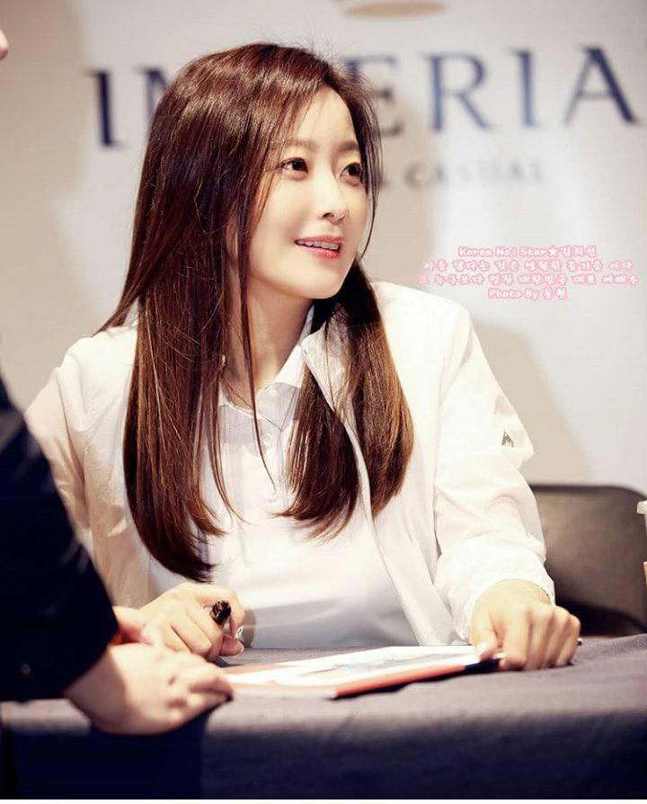 41 tuổi mà Kim Hee Sun vẫn trẻ đẹp khó tin bất chấp việc bị chụp bởi camera thường-1