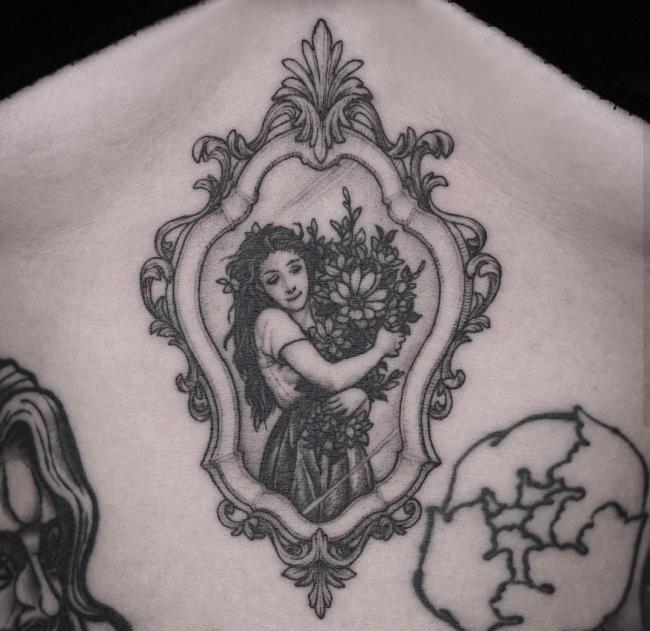 Cô gái Hàn Quốc bị chửi rủa, nhổ nước bọt giữa phố vì xăm kín người-3