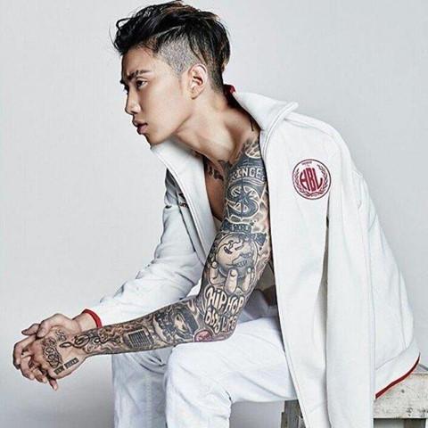 Cô gái Hàn Quốc bị chửi rủa, nhổ nước bọt giữa phố vì xăm kín người-6